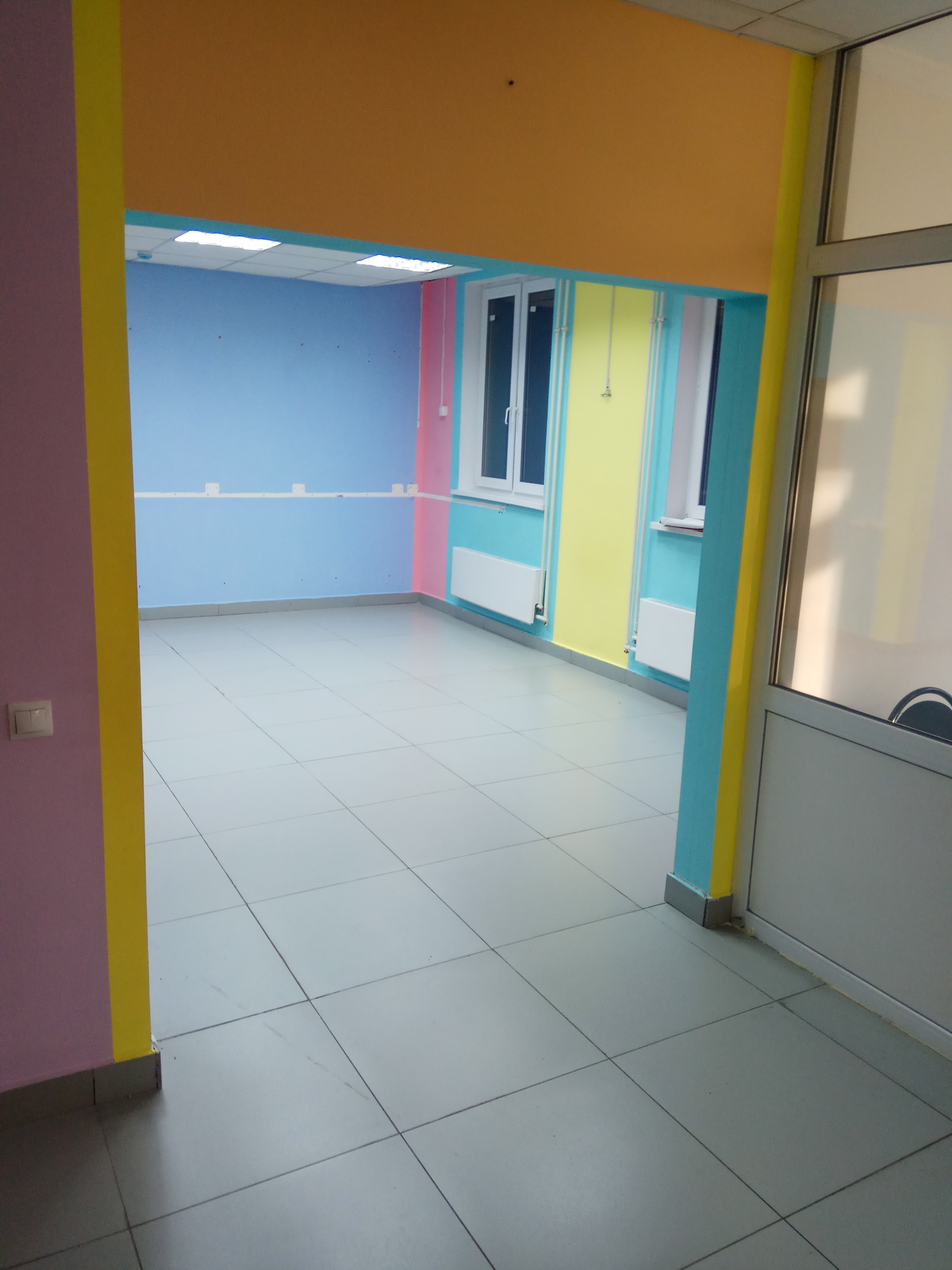 Пластиковые двери для детского центра